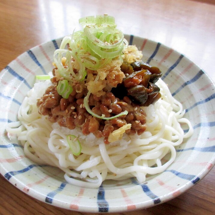 納豆ときゅうりの漬物の冷たぬきうどん